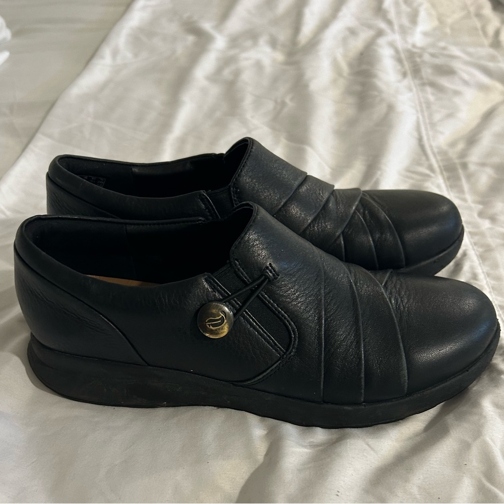 Clarks women’s size 8.5 black slip on shoes.  Very comfortable.